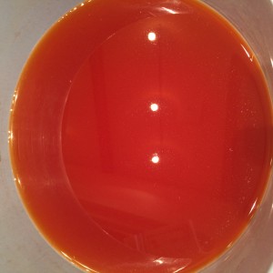 アルカリ性の水で紅色色素を抽出したところ